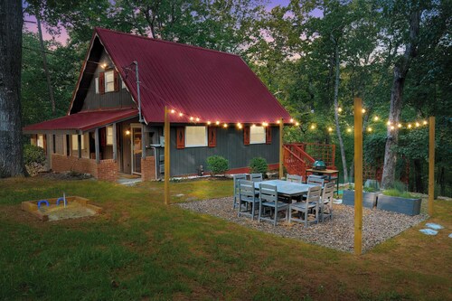 A Frame~ Shenandoah Escape~ Fire Pit~ Hot tub~ BBQ