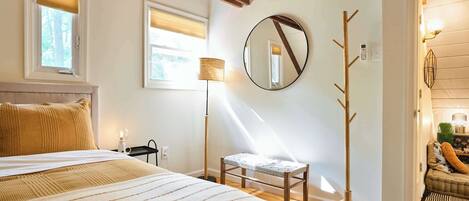 3 bedrooms, desk, iron/ironing board, travel crib