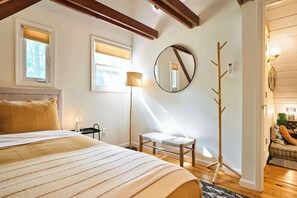 3 bedrooms, desk, iron/ironing board, travel cot - A Frame~ Shenandoah Escape~ Fire Pit~ Hot tub~ BBQ (Harpers Ferry)