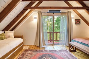 3 室のベッドルーム、デスク、アイロン / アイロン台、旅行用ベビーベッド