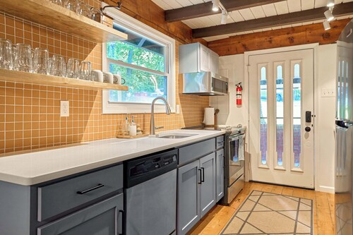 A Frame~ Shenandoah Escape~ Fire Pit~ Hot tub~ BBQ