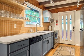 Micro-ondes, four, plaque de cuisson, lave-vaisselle