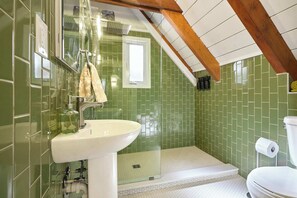 Shower, hair dryer, towels - A Frame~ Shenandoah Escape~ Fire Pit~ Hot tub~ BBQ (Harpers Ferry)