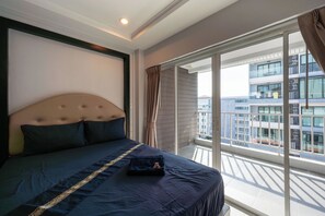 Estudio clásico, balcón, vistas a la ciudad | Caja fuerte, wifi gratis, ropa de cama