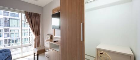 Estudio clásico, balcón, vista a la ciudad | Caja de seguridad en la habitación, wifi gratis y ropa de cama