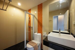 Estudio clásico, balcón, vistas a la ciudad | Baño | Ducha, cabezal de ducha tipo lluvia, secador de pelo y toallas