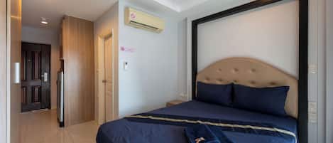 Estudi clàssic, balcó, vistes a la ciutat | Caixa forta a l'habitació, wifi gratuïta i roba de llit