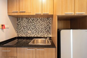 Estudio clásico, balcón, vistas a la ciudad | Cocina básica privada | Frigorífico, plancha y utensilios de cocina