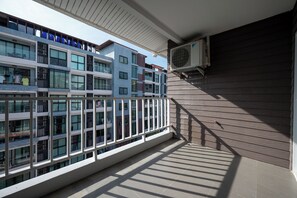 Estudio clásico, balcón, vistas a la ciudad | Balcón