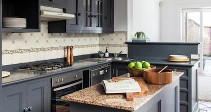 The Myrtle House + Courtyard â Spacious 3BR