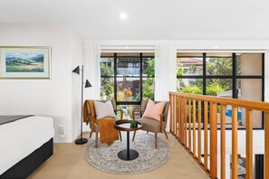 2 bedrooms, desk, iron/ironing board, free WiFi - Balmain Retreat - 2BR + Study (Inner West Council)