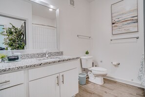 Haartrockner, Handtücher, Seife, Toilettenpapier