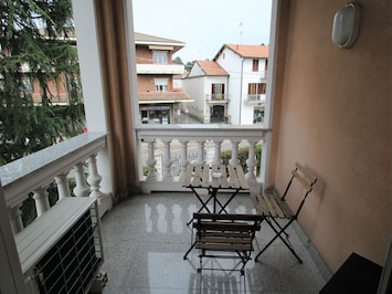 PropriĂ©tĂ©, Meubles, BĂątiment, FenĂȘtre, Bois, Table, Design IntĂ©rieur, Chaise, Mur, Immobilier