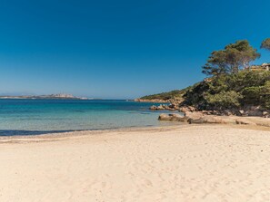 Beach - Nice apartment for 7 people with A/C, WIFI, TV and balcony (Arzachena)
