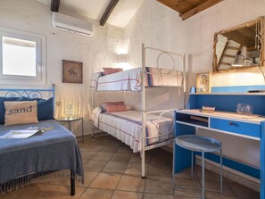 2 habitaciones, tabla de planchar con plancha y cuna de viaje 