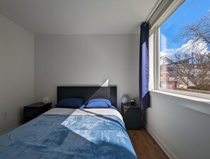 1 soverom, safe på rommet, skrivebord og strykejern/-brett