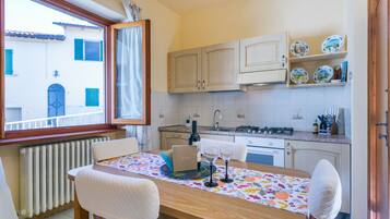 Four, lave-vaisselle, grille-pain, chaise haute