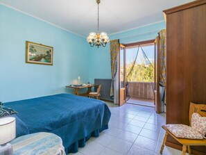 2 soverom, strykejern/-brett, reiseseng for barn og wi-fi (inkludert)