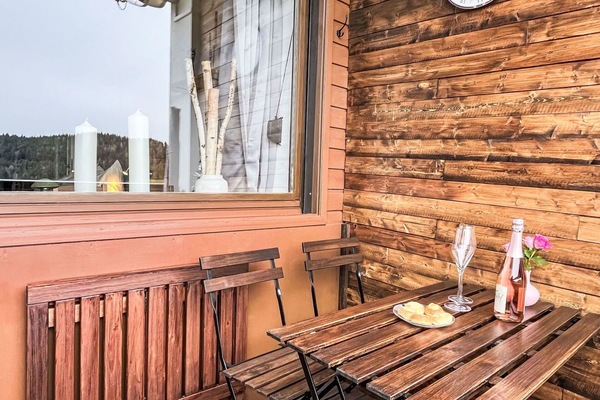 Propriété, Table, Bois, Fenêtre, Bâtiment, Design Intérieur, Tache De Bois, Plante, Sol, Mur