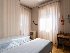 2 bedrooms, travel cot, free WiFi