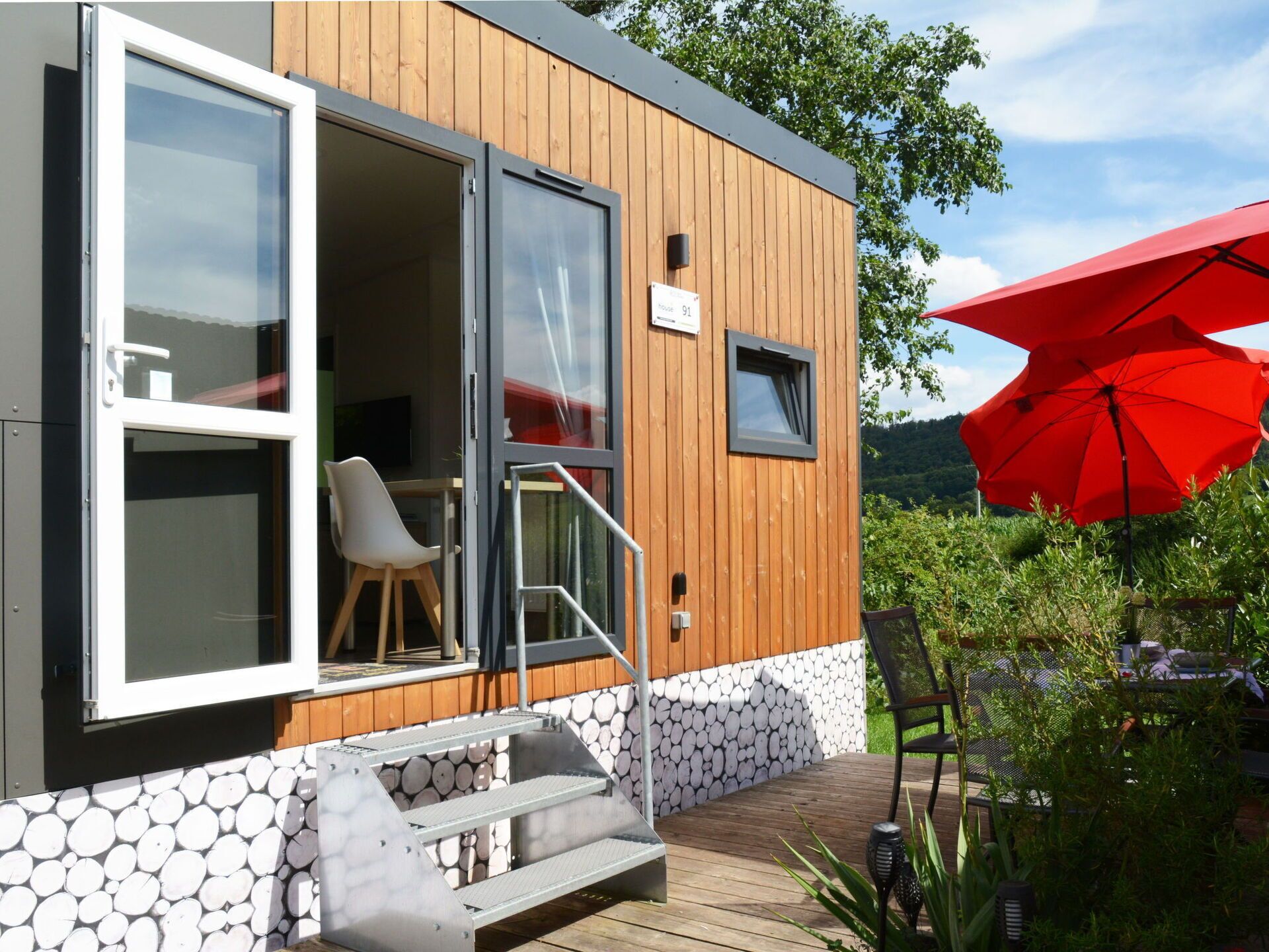 Pflanze, Eigentum, Schatten, Fenster, Himmel, Holz, Gebäude, Grundeigentum, Hütte, Dach