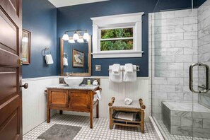 Dusj, hårføner, håndklær og sjampo