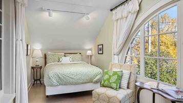 4 bedrooms, desk, iron/ironing board, free WiFi