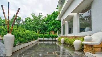 Vista frontal de la propiedad