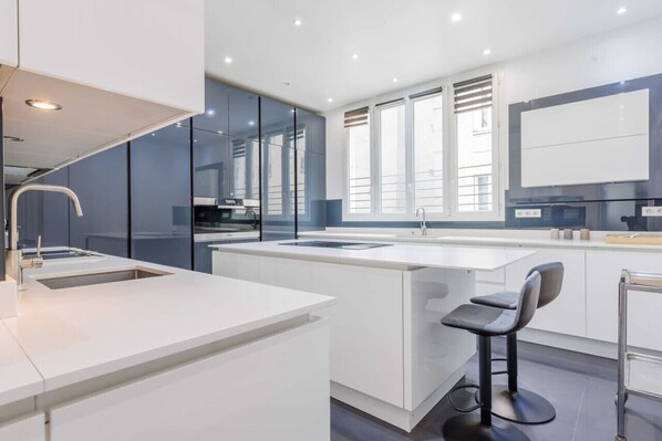 Réfrigérateur, micro-ondes, four, lave-vaisselle