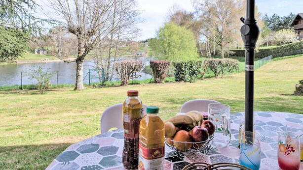 Outdoor dining - Beautiful private villa for 5 guests with TV, terrace and pets allowed (Camps-saint-mathurin-léobazel)