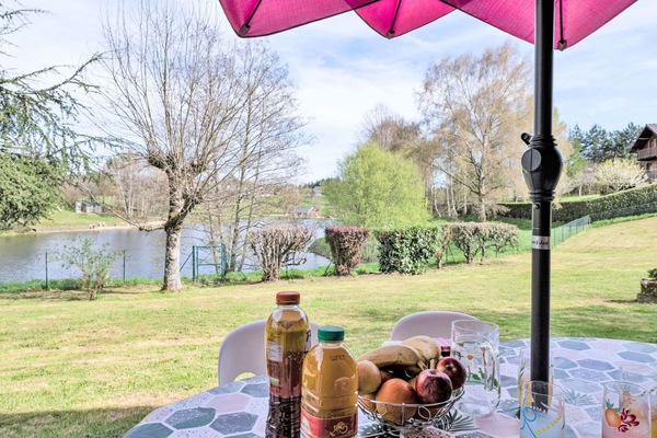 Ciel, L'Eau, Plante, Table, Propriété, Bouteille, Vaisselle, Lumière, Nuage, Aliments