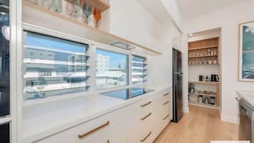 Refrigerador, microondas, horno, placa de cocina