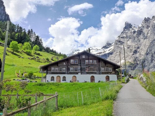 Schönes  Ferienhaus mit  W-LAN, TV, Terrasse, Haustiere erlaubt und Panoramablick