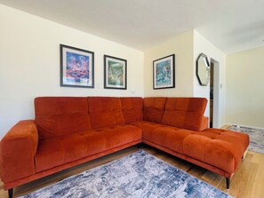 Smart TV - Artistic Oasis.  Charming 3-bedroom house in La Mesa with AC, WiFi, washer/dryer (La Mesa)