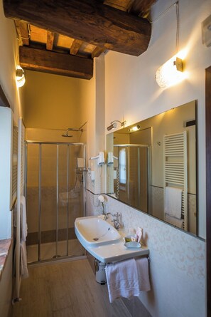 Sèche-cheveux, serviettes fournies