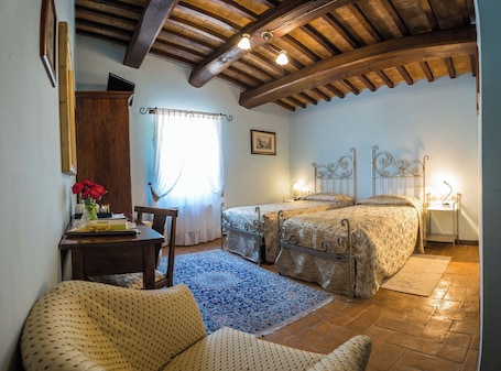 1 bedroom, desk, free WiFi, bed sheets. Deluxe Double Room