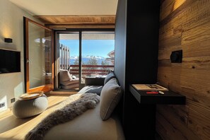 Studio – deluxe, 1 dobbeltseng med sovesofa, kjøkken, dalutsikt | Oppholdsområde | En 35-tommers smart-TV med Parabol-TV samt Netflix og filmkjøp