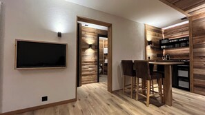 Leilighet – comfort, kjøkken, fjellutsikt | Oppholdsområde | En 35-tommers smart-TV med Parabol-TV samt Netflix og filmkjøp