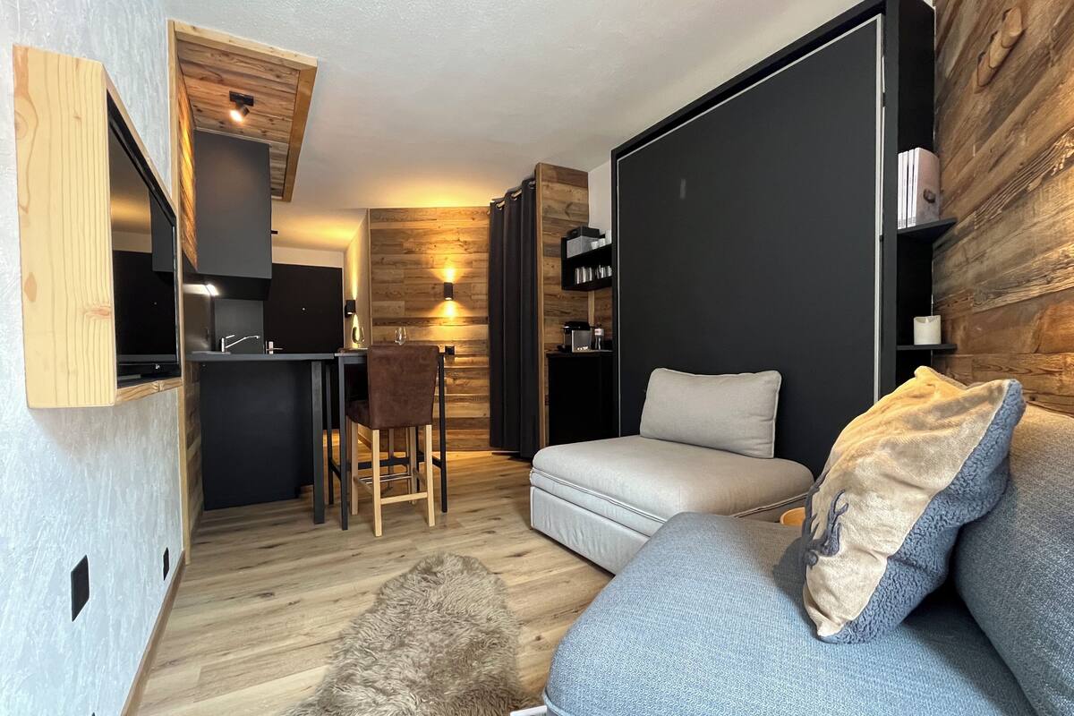 35-inch Smart TV with satellite channels, Netflix, pay films