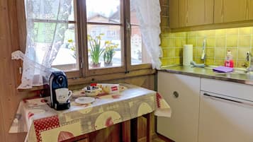 微波炉、烤箱、烤面包机、餐桌