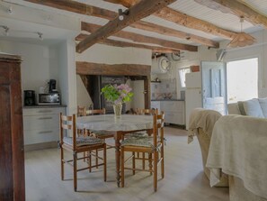 Interior - Stunning private villa for 4 people with TV, terrace and pets allowed (Teyssieu)