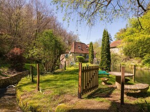 Property grounds - Stunning private villa for 4 people with TV, terrace and pets allowed (Teyssieu)