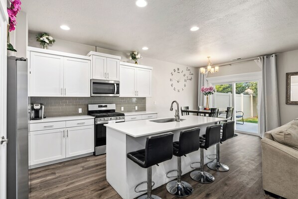 Four à micro-ondes, un four, surface de cuisson, lave-vaisselle