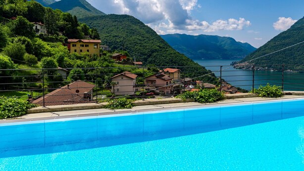 A swimming pool with a view of a lake and mountains. - Nice apartment for 3 people with WIFI, A/C, pool, TV and terrace (Nesso)