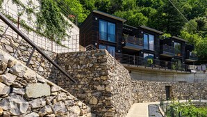 A modern building with a stone staircase leading to a balcony. - Nice apartment for 3 people with WIFI, A/C, pool, TV and terrace (Nesso)