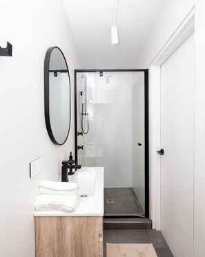 Haartrockner, Handtücher, Seife, Shampoo