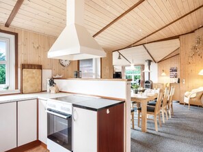 Kylskåp, mikrovågsugn, diskmaskin och grytor/köksredskap