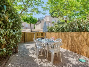 Outdoor dining - Nice apartment for 6 guests with WIFI, TV and terrace (Carcans-plage)