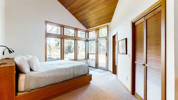 3 slaapkamers, een strijkplank/strijkijzer, internet, beddengoed