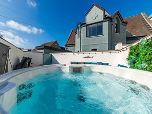 Outdoor spa tub - Beautiful private villa for 6 guests with WIFI, hot tub, TV, patio and pets allowed (Newquay)